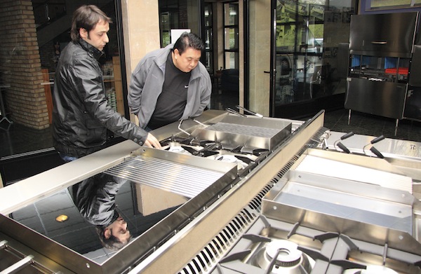 El itamae Komiyama visitando una cocina industrial